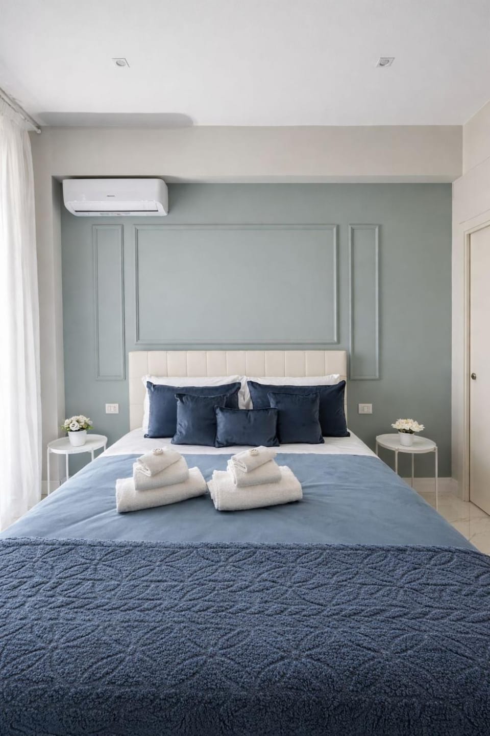 Bed, Photo of the whole room, Bedroom, towels, air conditioner