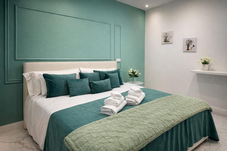 Bed, Photo of the whole room, Bedroom, towels