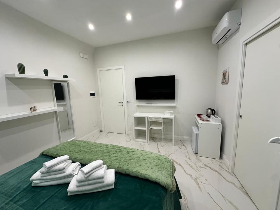 Photo of the whole room, towels