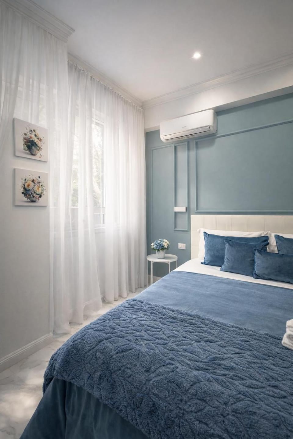 Photo of the whole room, Bedroom