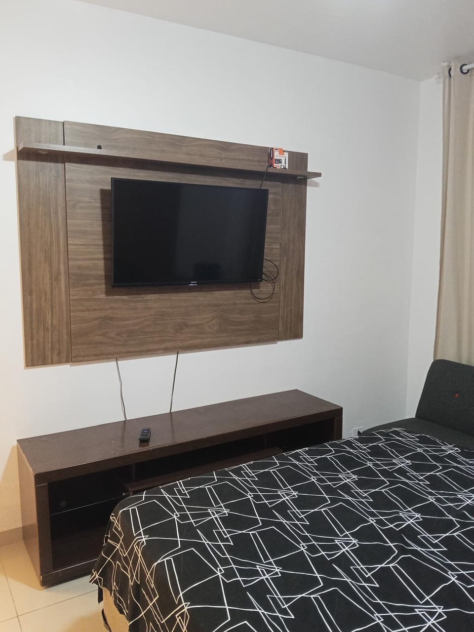 Bed, TV and multimedia, Photo of the whole room, Bedroom