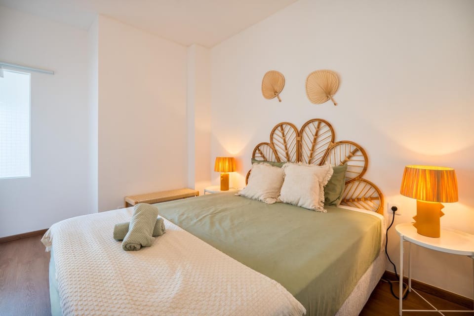 Bed, Bedroom, towels
