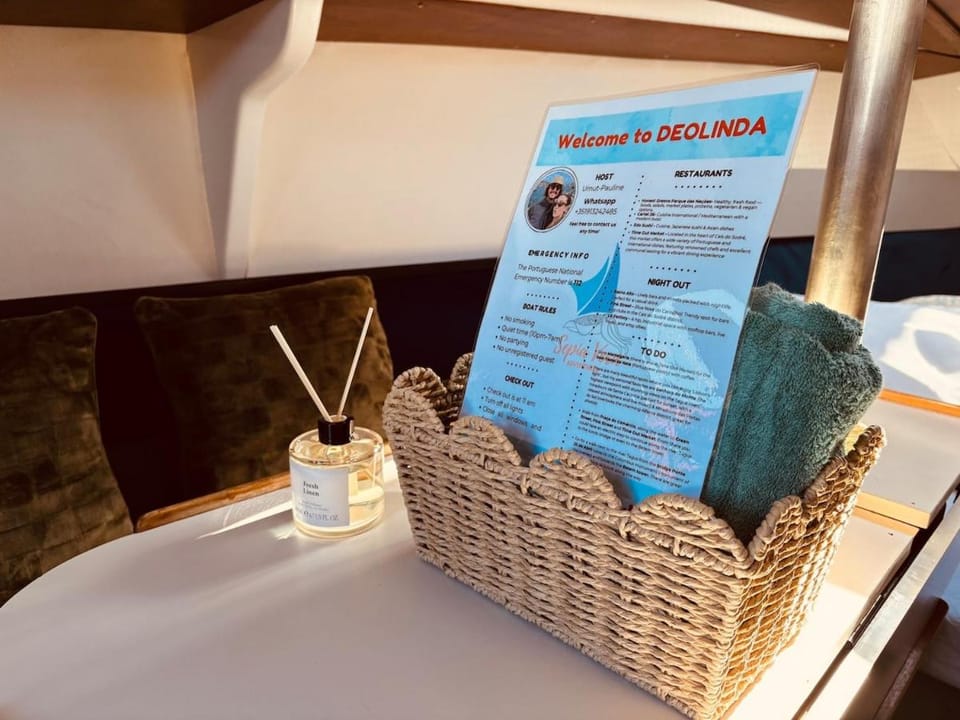 Deolinda Charming Boat Stay at Oriente Marina Docked boat in Lisbon