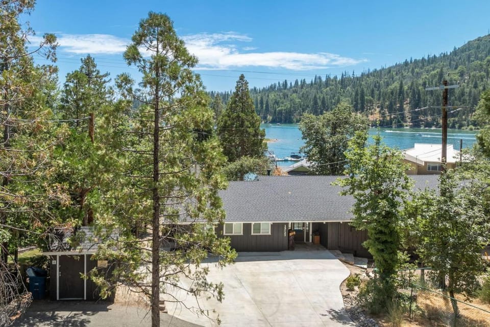 Property building, Natural landscape, Lake view