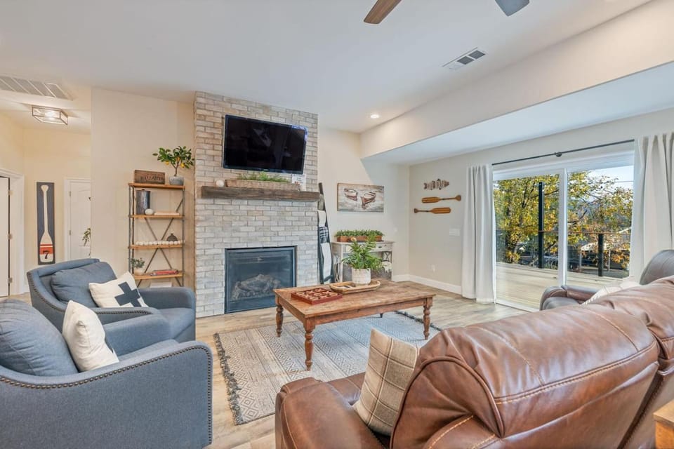 TV and multimedia, Living room, Seating area, fireplace