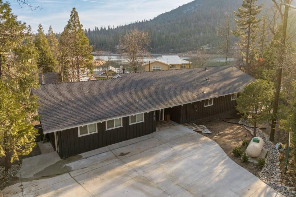 Lake View Private Dock 18 miles to Yosemite House in Bass Lake