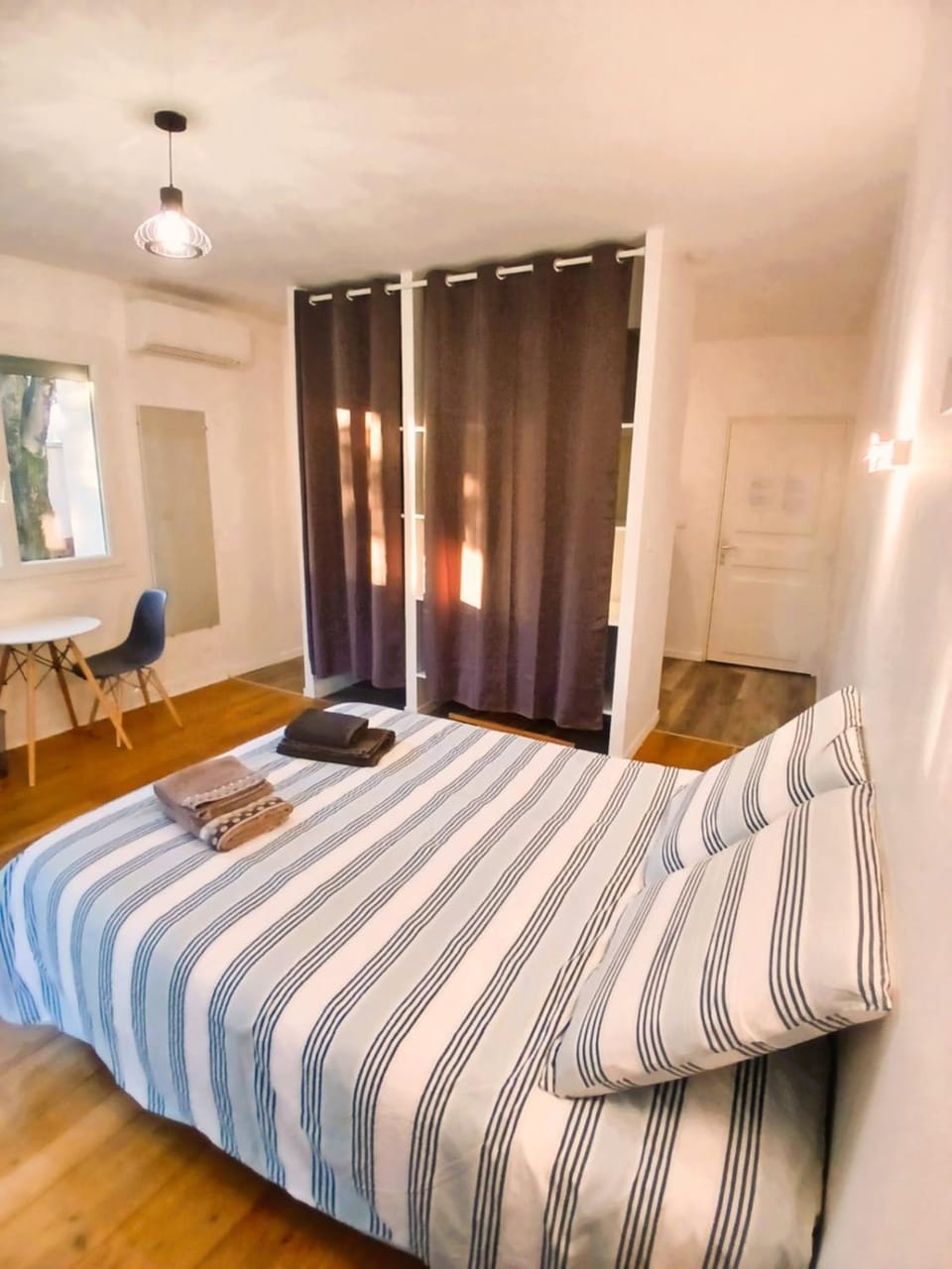 Bedroom, heating, towels, wardrobe, air conditioner
