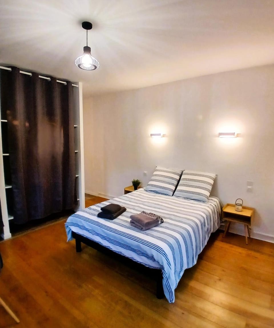 Bed, Bedroom, towels, wardrobe