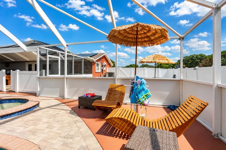 Balcony/Terrace, Swimming pool, sunbed