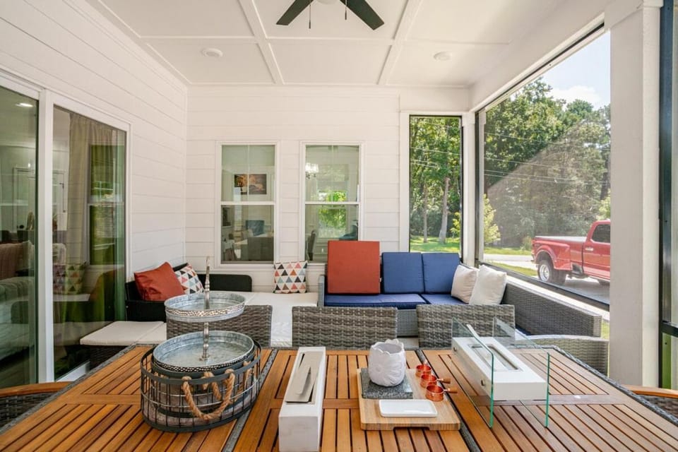 Patio, Day, Balcony/Terrace, Seating area, Dining area