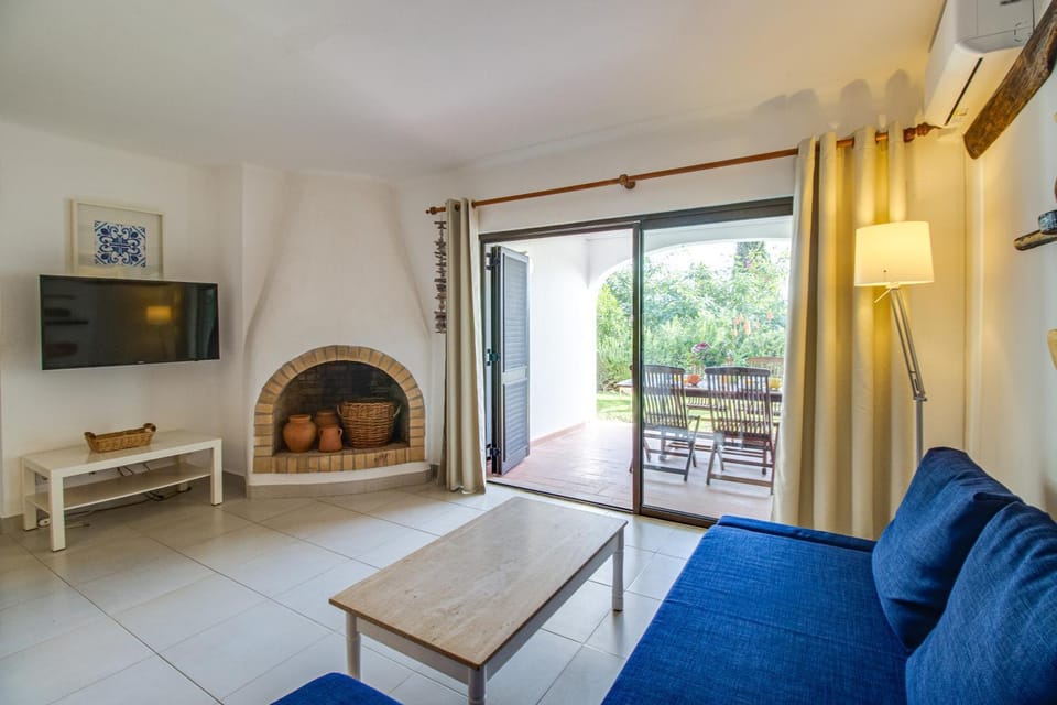 Communal lounge/ TV room, TV and multimedia, Living room, Seating area, Evening entertainment