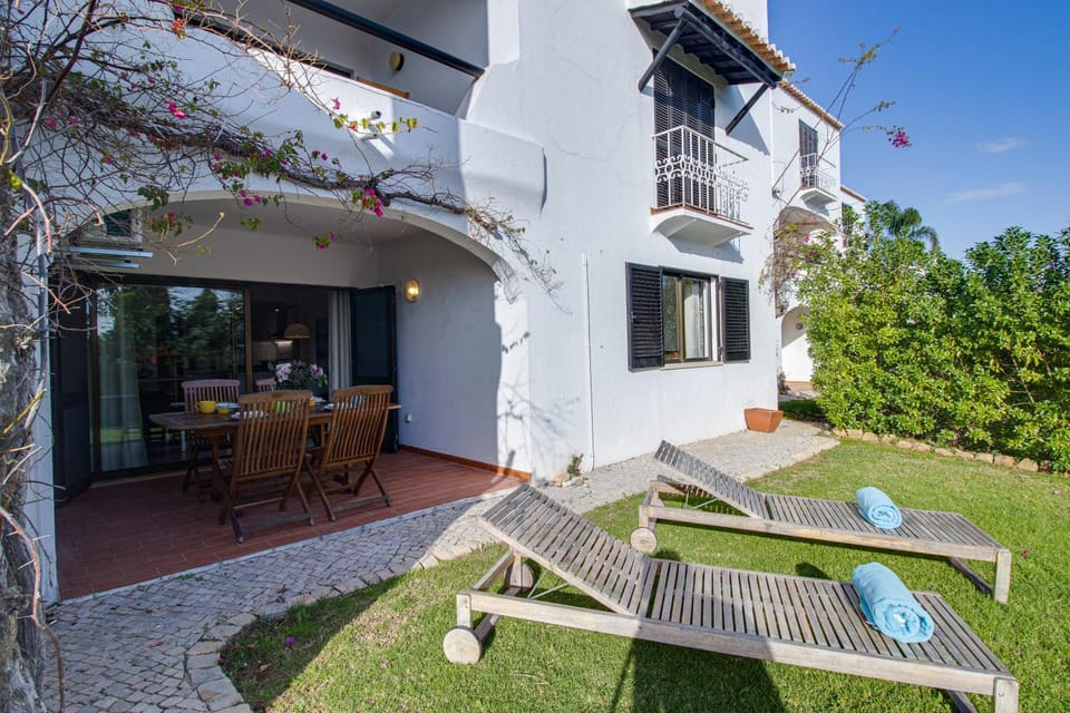 Property building, Patio, Spring, Day, Garden, View (from property/room), Balcony/Terrace, Dining area, Garden view, sunbed