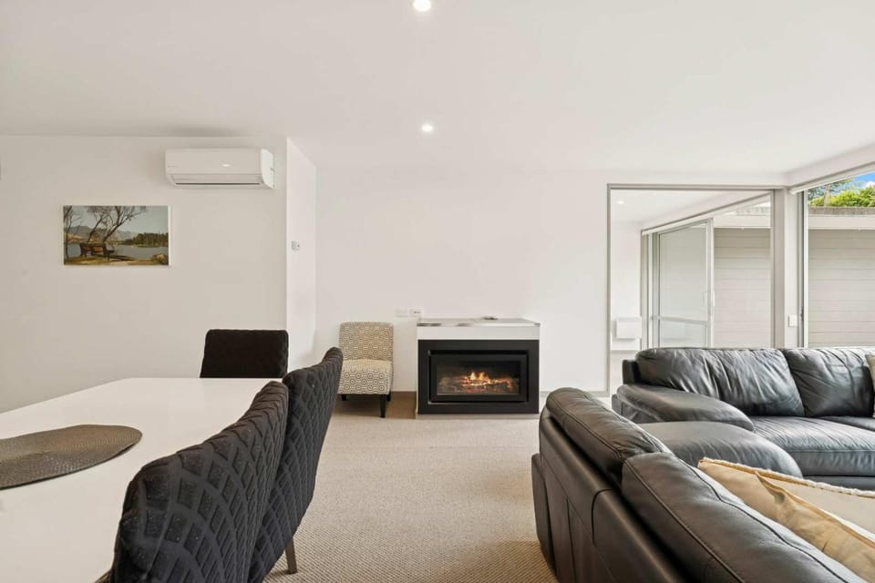 Spacious Hallenstein Retreat Apartment in Queenstown
