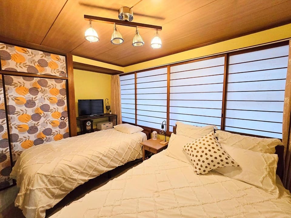 Bed, TV and multimedia, Bedroom