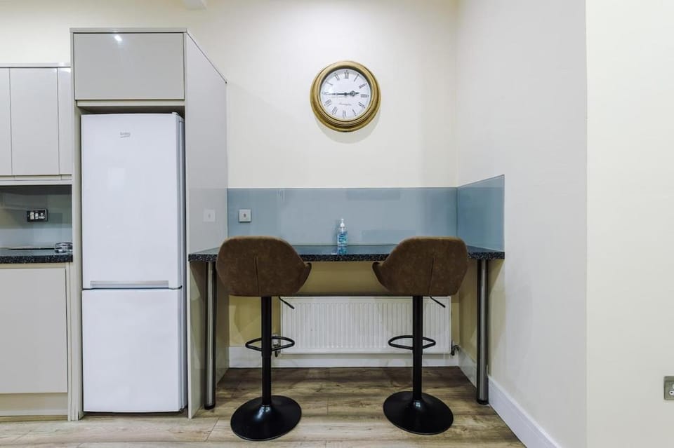 Sleeps 13, Free Parking, Near Etihad & C0-0P Live, 4BR House in Manchester