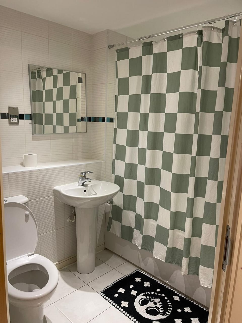 Room with private bathroom near train station Vacation rental in Wolverhampton