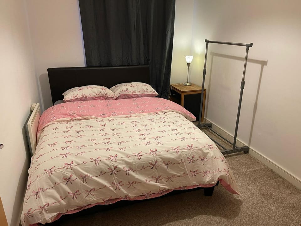 Room with private bathroom near train station Vacation rental in Wolverhampton