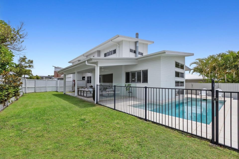 Soleil at Salt Pet Friendly, Pool, 500m to beach House in Kingscliff
