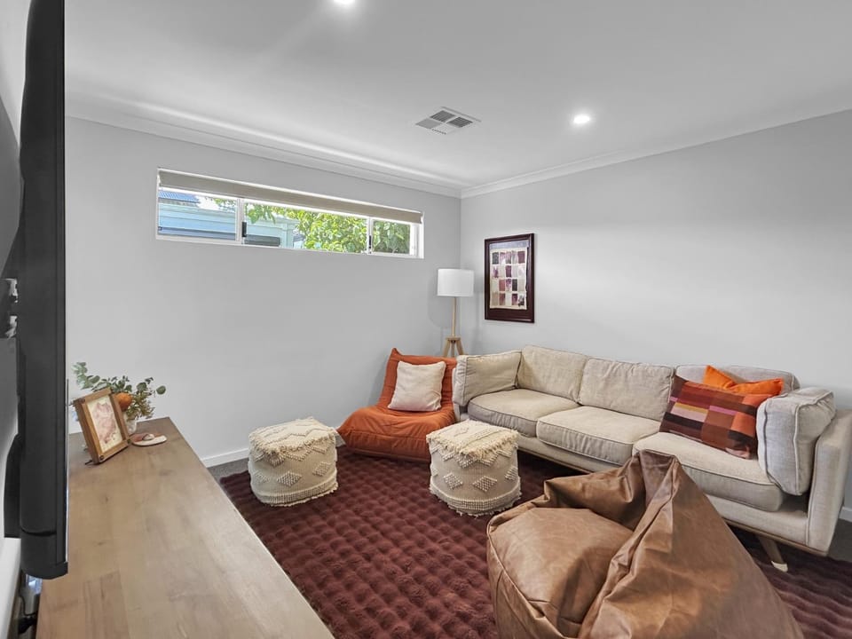 Spacious 3-Bed Home in Leafy Yokine House in Perth
