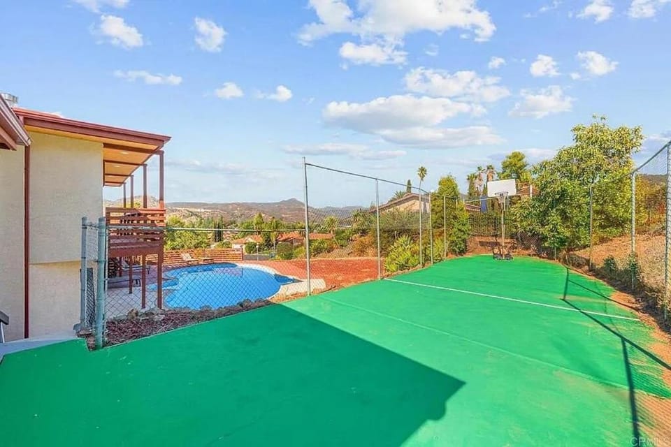 Mountains Views with Pool & Basketball, Relax & Play! House in Escondido Village