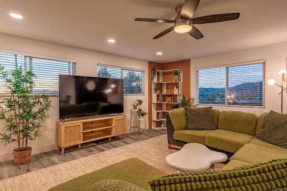 Mountains Views with Pool & Basketball, Relax & Play! House in Escondido Village