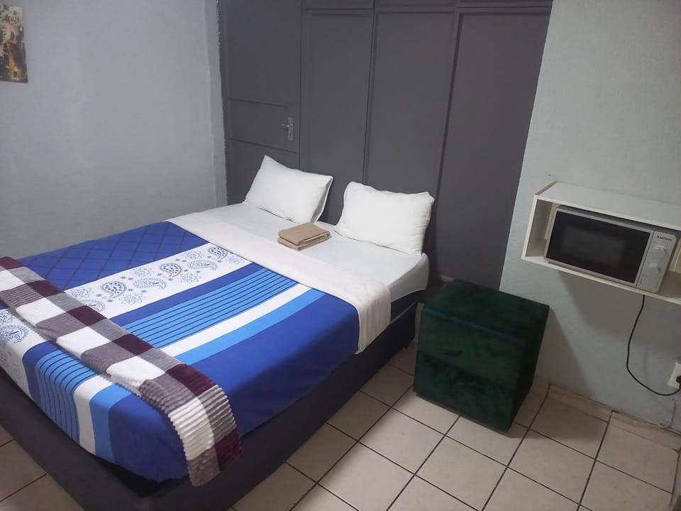 Bed, TV and multimedia, Photo of the whole room