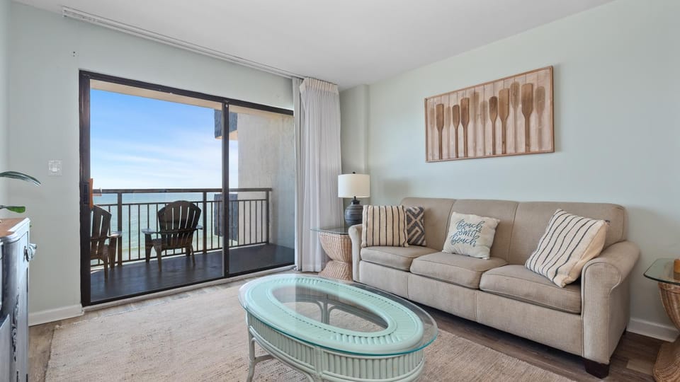Coastal 2 BR Myrtle Beach Condo, Salt Air style with large balcony Apartment in Myrtle Beach