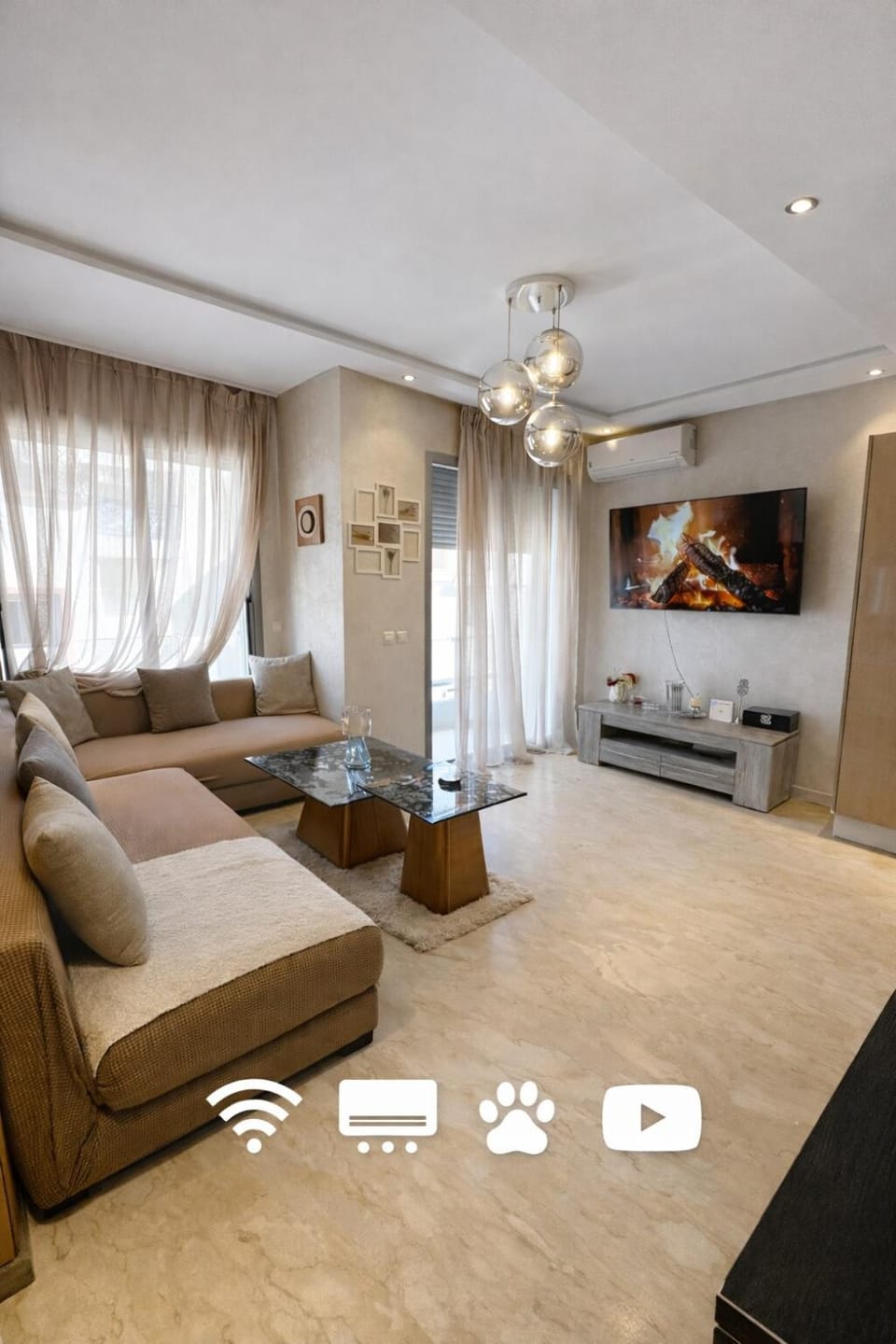 Communal lounge/ TV room, TV and multimedia, Balcony/Terrace, Living room, Seating area, air conditioner, air conditioner