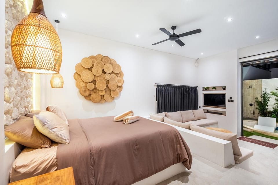 Bed, TV and multimedia, Living room, Photo of the whole room, Bedroom