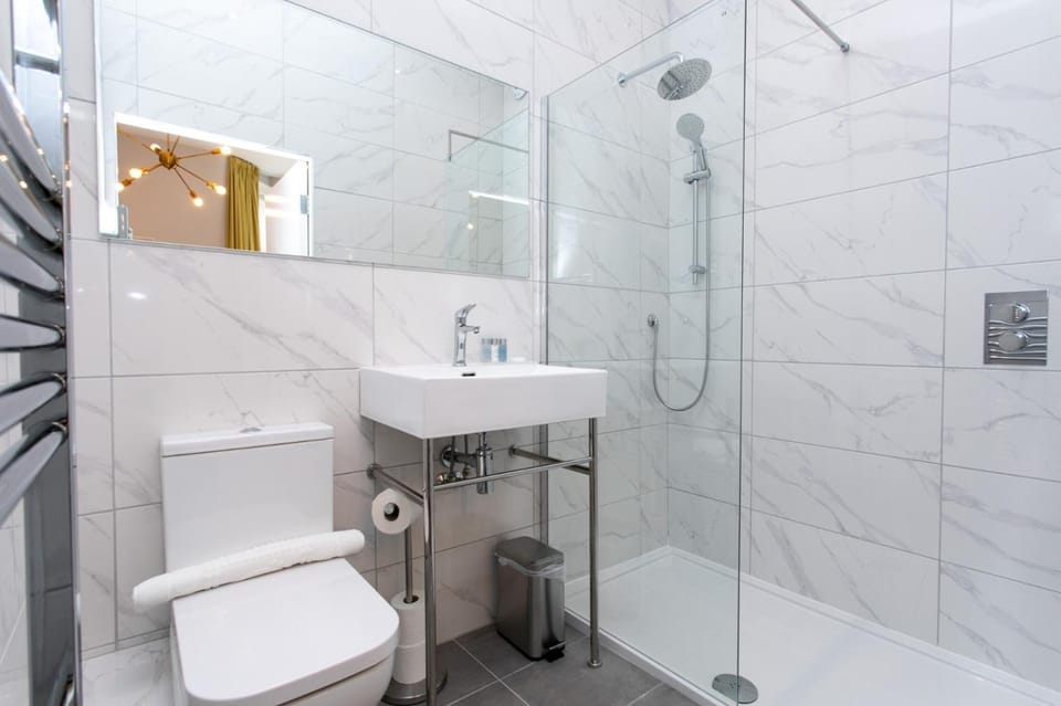 Staycoastal Linden Hotel Family Deluxe Suite Apartment hotel in Whitley Bay
