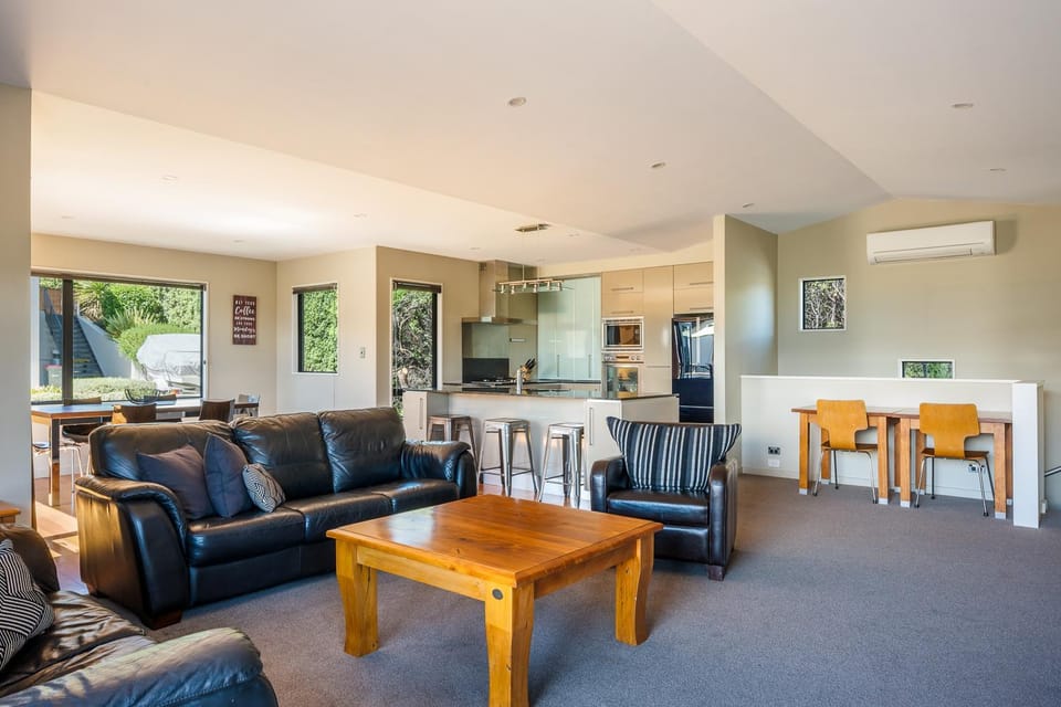 Seating area, Dining area, kitchen