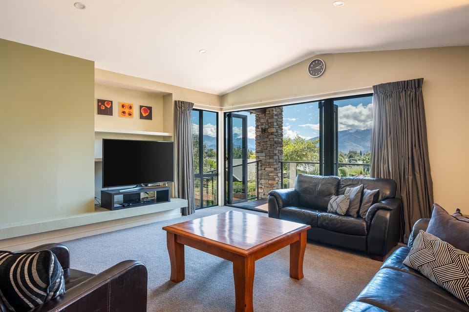 TV and multimedia, Seating area, Mountain view
