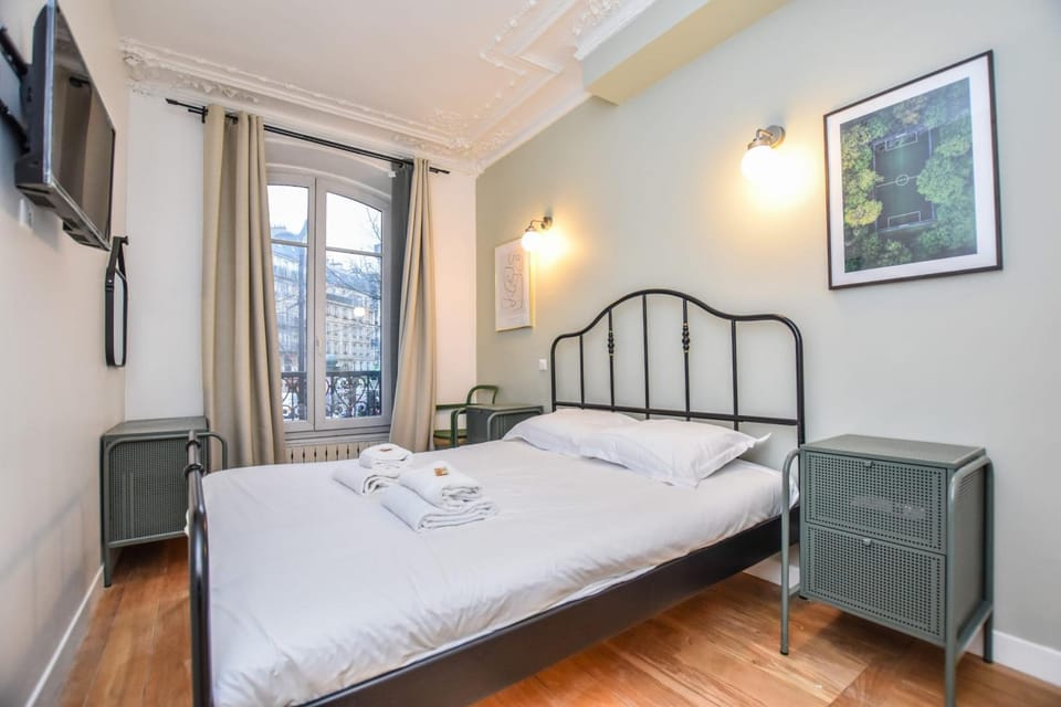Bed, TV and multimedia, Bedroom