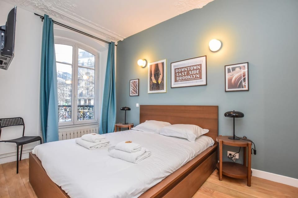 Bed, TV and multimedia, Bedroom