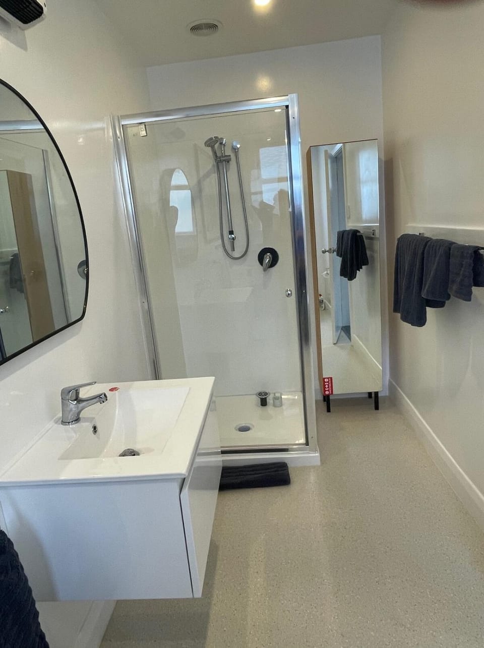Comfy Hideaway with Queen Bed and a Trundler Apartment in Dunedin