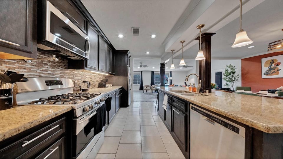Luxe King 6BR Family Home with Fire Pit & Patio & Free Parking House in Houston