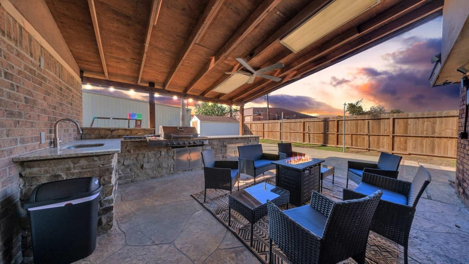 Luxe King 6BR Family Home with Fire Pit & Patio & Free Parking House in Houston