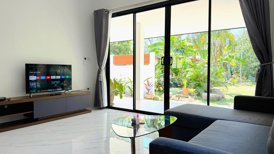 Communal lounge/ TV room, TV and multimedia, Living room, Seating area, Evening entertainment, Garden view