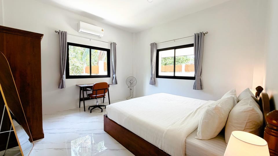 Bed, Photo of the whole room, Seating area, Bedroom, air conditioner