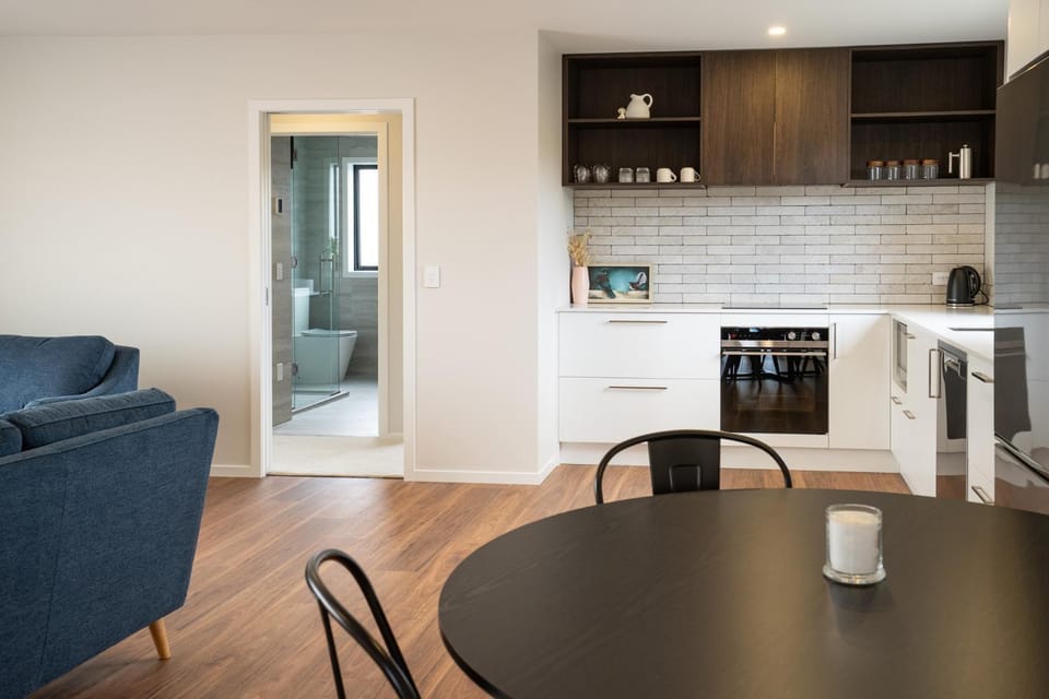 Coffee/tea facilities, Kitchen or kitchenette, Living room, Seating area, Dining area, stove, toaster