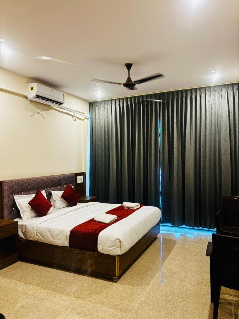 Photo of the whole room, Bedroom, air conditioner