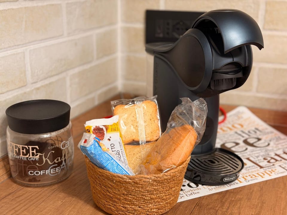 Kitchen or kitchenette, Food and drinks