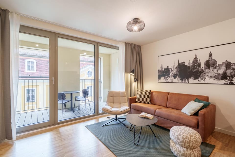 Communal lounge/ TV room, View (from property/room), Balcony/Terrace, Living room, Seating area, Dining area, City view