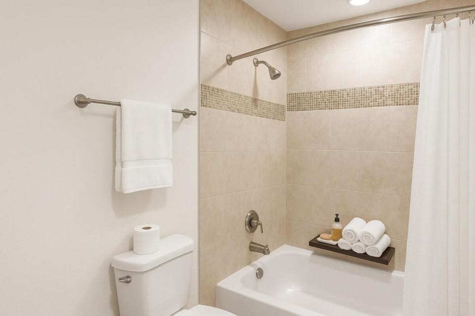Majestic 2BR home in Houston w/ BBQ, Gym+Pool Apartment in Harris County