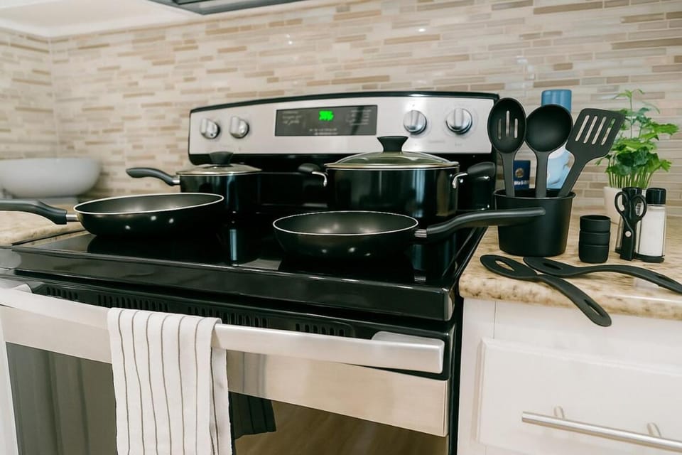 Majestic 2BR home in Houston w/ BBQ, Gym+Pool Apartment in Harris County