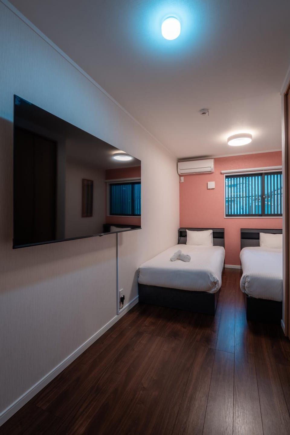 Bed, TV and multimedia, Bedroom