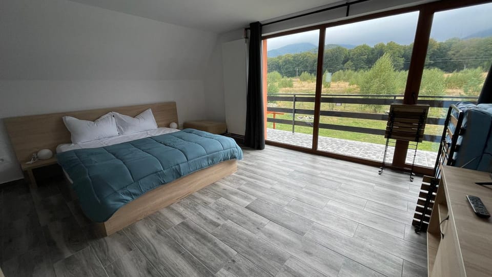 Bed, TV and multimedia, Bedroom, Mountain view