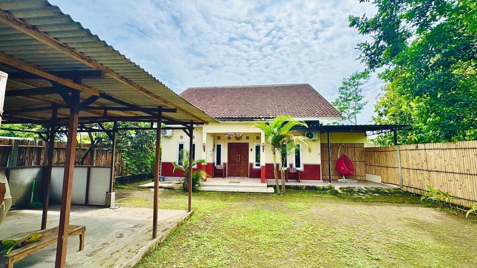 Property building, Patio, Day, Garden, Garden view