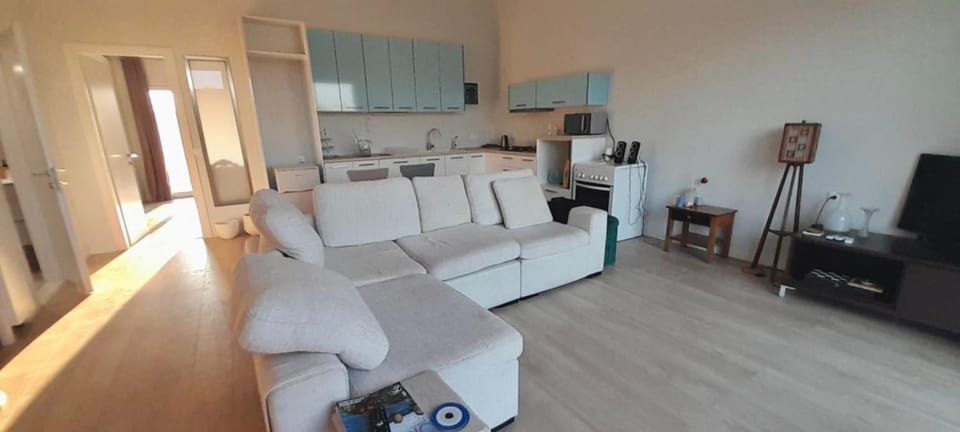 TV and multimedia, Kitchen or kitchenette, Living room, Seating area, Dining area, stove