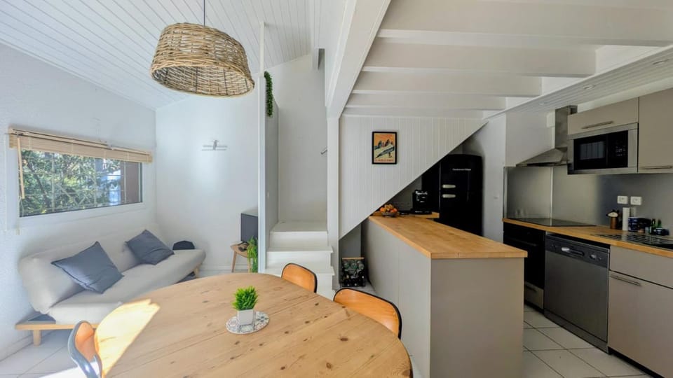 Kitchen or kitchenette, Living room, Seating area, Dining area, dishwasher, oven, stove